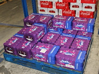 Fanta cassis. 18 trays a 24 blikken 0,33l. totaal 432 blikken. tht 7-26. bod is inclusief 64,80 euro statie... - afbeelding 1 van  2