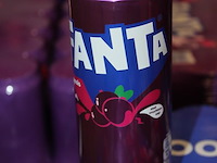 Fanta cassis. 18 trays a 24 blikken 0,33l. totaal 432 blikken. tht 7-26. bod is inclusief 64,80 euro statie... - afbeelding 2 van  2