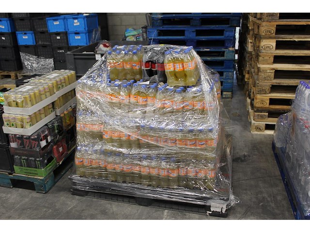 Fanta flessen op pallet. tht 5-25. totaal ca. 500 flessen. bod is inclusief 75 euro statiegeldwaarde - afbeelding 1 van  2