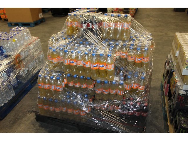 Fanta flessen op pallet. tht 5-25. totaal ca. 500 flessen. bod is inclusief 75 euro statiegeldwaarde - afbeelding 2 van  2