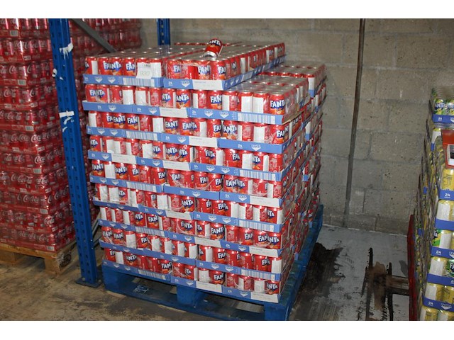 Fanta fruit twist. 87 trays a 24 blikken 0,33l. totaal 2088 blikken. tht 4-26. bod is inclusief 313,20 euro... - afbeelding 1 van  3