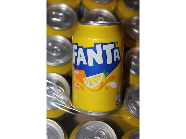 Fanta lemon. 20 trays a 24 blikken 0,33l. totaal 480 blikken. tht 3-26. - afbeelding 2 van  2