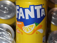 Fanta lemon. 20 trays a 24 blikken 0,33l. totaal 480 blikken. tht 3-26. - afbeelding 2 van  2