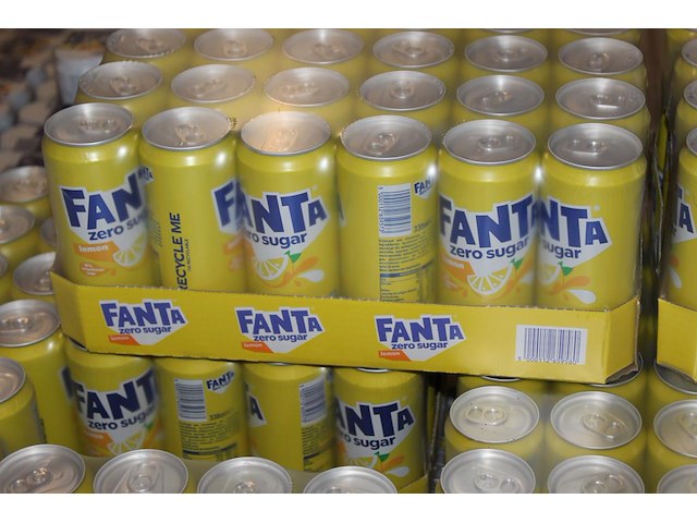 Fanta lemon zero. 41 trays a 24 blikken 0,33l. totaal 984 blikken. tht 2-26. bod is inclusief 147,60 euro s... - afbeelding 2 van  2