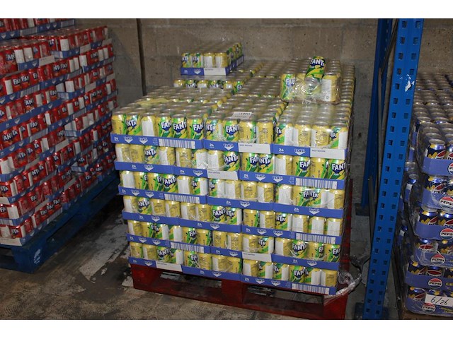 Fanta pear. 61 trays a 24 blikken 0,33l. totaal 1464 blikken. tht 7-26. bod is inclusief 219,60 euro statie... - afbeelding 1 van  2