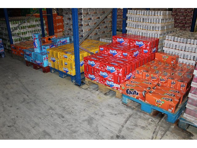 Fanta usa w.o. peach, strawberry, pineapple, berry en five nights op 5 pallets. totaal ruim 200 trays a 12 ... - afbeelding 1 van  5