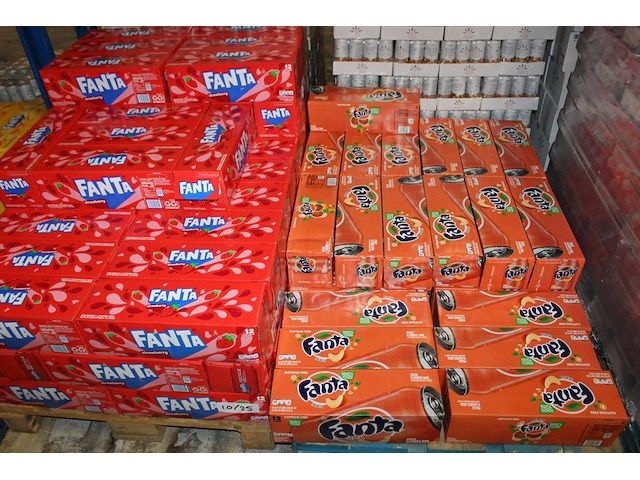 Fanta usa w.o. peach, strawberry, pineapple, berry en five nights op 5 pallets. totaal ruim 200 trays a 12 ... - afbeelding 2 van  5