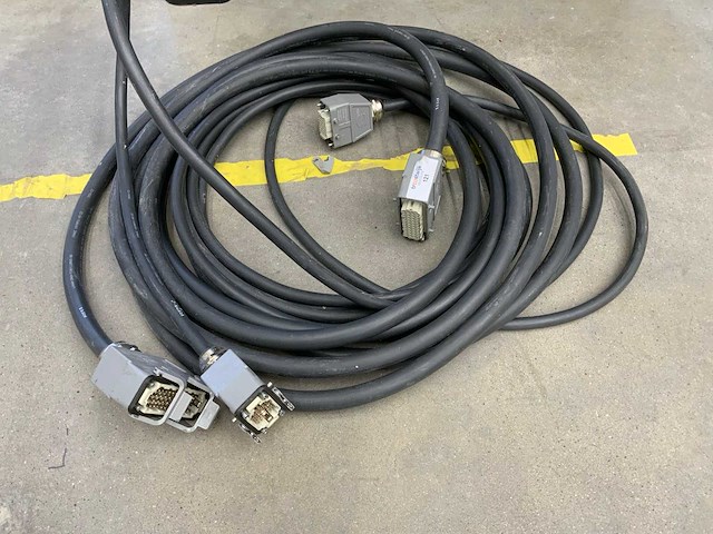 Fanuc diverse kabels - afbeelding 1 van  4