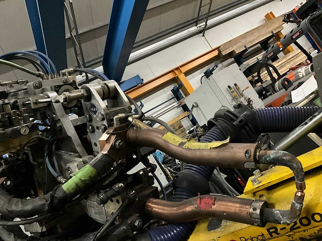 Fanuc r-2000ia 200f lasrobot en r-j3ib besturingskast. - afbeelding 2 van  6