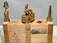 Farao, obelisk en sobek egyptische kunstgouden beelden - afbeelding 10 van  17