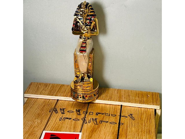 Farao, obelisk en sobek egyptische kunstgouden beelden - afbeelding 11 van  17