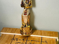 Farao, obelisk en sobek egyptische kunstgouden beelden - afbeelding 11 van  17