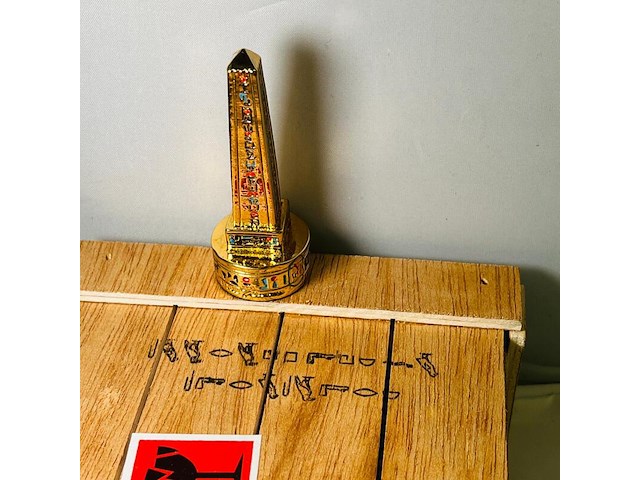 Farao, obelisk en sobek egyptische kunstgouden beelden - afbeelding 12 van  17