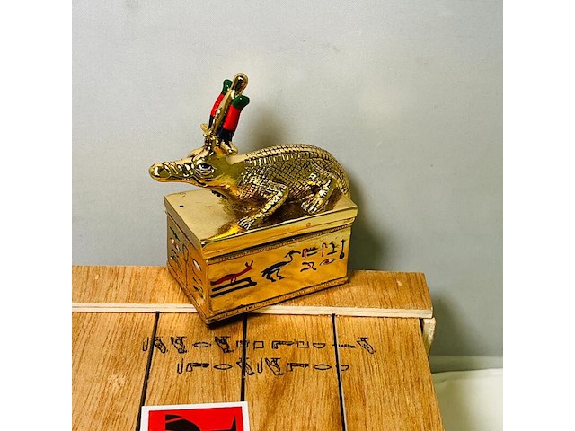 Farao, obelisk en sobek egyptische kunstgouden beelden - afbeelding 13 van  17