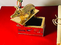 Farao, obelisk en sobek egyptische kunstgouden beelden - afbeelding 14 van  17