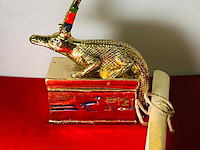 Farao, obelisk en sobek egyptische kunstgouden beelden - afbeelding 17 van  17