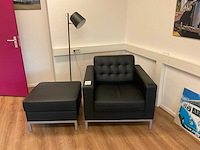 Fauteuil, hocker 68 x 68 cm en lamp - afbeelding 1 van  6