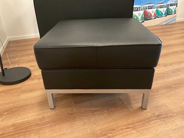 Fauteuil, hocker 68 x 68 cm en lamp - afbeelding 3 van  6