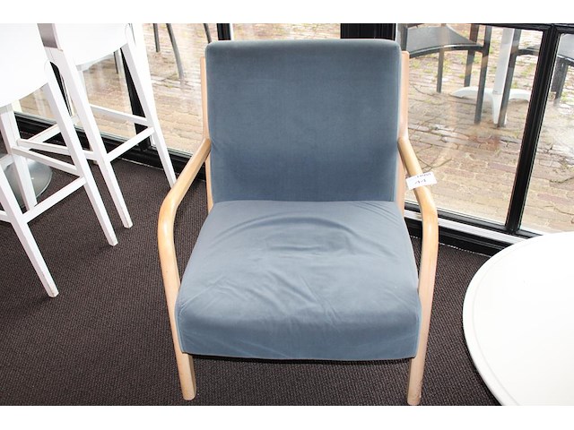 Fauteuil met houten poten. - afbeelding 1 van  2