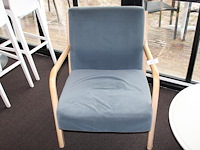 Fauteuil met houten poten.