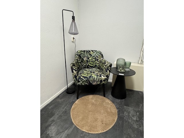 Fauteuil met lamp, kleed en bijzettafel - afbeelding 1 van  5