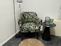 Fauteuil met lamp, kleed en bijzettafel