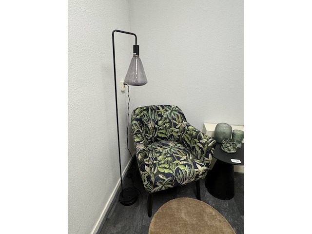 Fauteuil met lamp, kleed en bijzettafel - afbeelding 2 van  5