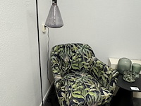 Fauteuil met lamp, kleed en bijzettafel - afbeelding 2 van  5