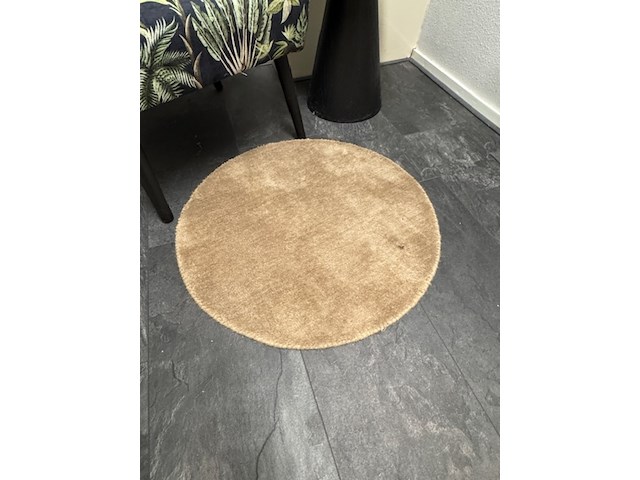 Fauteuil met lamp, kleed en bijzettafel - afbeelding 3 van  5