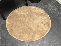 Fauteuil met lamp, kleed en bijzettafel - afbeelding 3 van  5