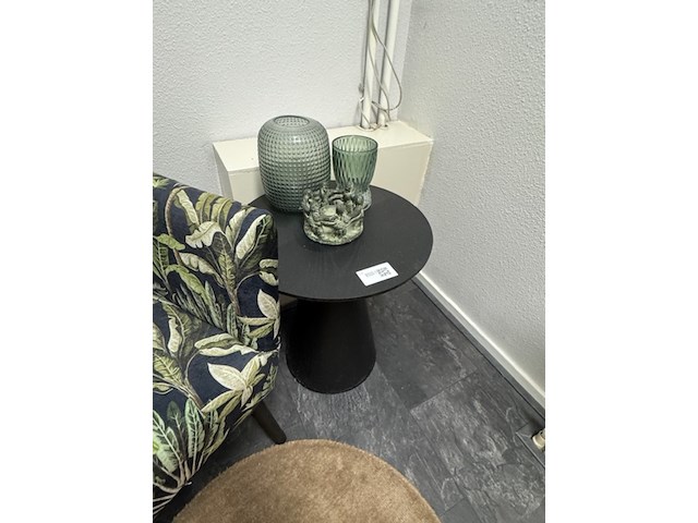 Fauteuil met lamp, kleed en bijzettafel - afbeelding 4 van  5