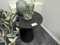 Fauteuil met lamp, kleed en bijzettafel - afbeelding 4 van  5