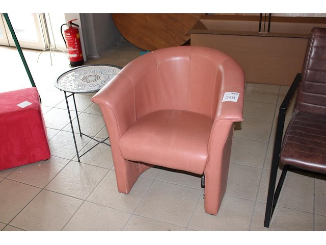Fauteuil met roze bekleding. - afbeelding 1 van  2