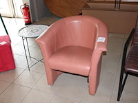 Fauteuil met roze bekleding. - afbeelding 1 van  2