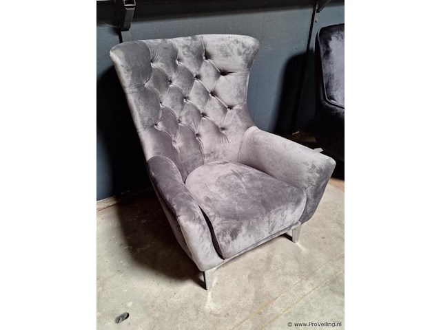 Fauteuil v.v. grijze velvet bekleding met capitonnage en metalen poten - afbeelding 1 van  4