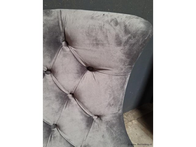 Fauteuil v.v. grijze velvet bekleding met capitonnage en metalen poten - afbeelding 2 van  4