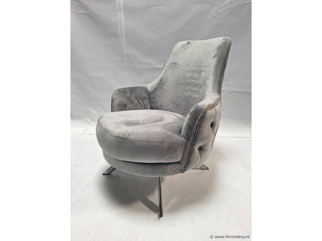 Fauteuil v.v. grijze velvet bekleding met capitonnage en metalen poten - afbeelding 1 van  4