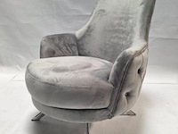 Fauteuil v.v. grijze velvet bekleding met capitonnage en metalen poten - afbeelding 1 van  4