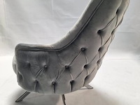 Fauteuil v.v. grijze velvet bekleding met capitonnage en metalen poten - afbeelding 3 van  4