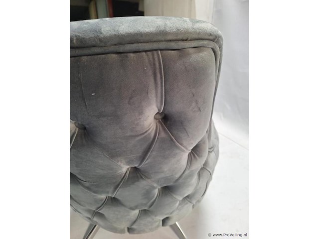 Fauteuil v.v. grijze velvet bekleding met capitonnage en metalen poten - afbeelding 4 van  4
