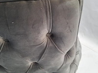 Fauteuil v.v. grijze velvet bekleding met capitonnage en metalen poten - afbeelding 4 van  4