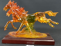 Faux amber beeld van 2 galopperende paarden - afbeelding 1 van  5