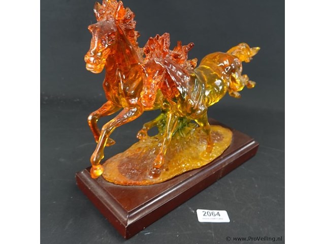Faux amber beeld van 2 galopperende paarden - afbeelding 2 van  5