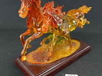 Faux amber beeld van 2 galopperende paarden - afbeelding 2 van  5