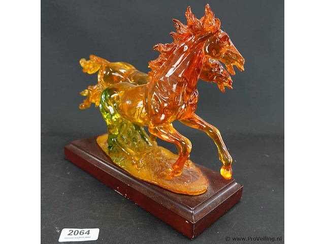 Faux amber beeld van 2 galopperende paarden - afbeelding 3 van  5