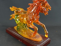 Faux amber beeld van 2 galopperende paarden - afbeelding 3 van  5