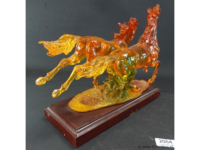 Faux amber beeld van 2 galopperende paarden - afbeelding 4 van  5