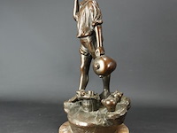 Faux brons beeld van een jongen - afbeelding 2 van  5