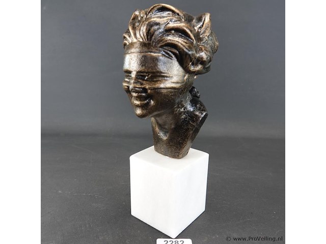 Faux bronzen buste van een geblinddoekte vrouw op een witte marmeren sokkel - afbeelding 1 van  5