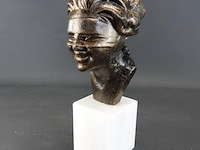 Faux bronzen buste van een geblinddoekte vrouw op een witte marmeren sokkel - afbeelding 1 van  5